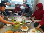 para-mahasiswa-indonesia-di-prancis-menggelar-makan-malam-menyambut-ramadan_20160608_160126.jpg