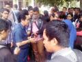 para-mahasiswa-kedokteran-universitas-palangkaraya-ketika-berdemo-di-depan-rektorat.jpg