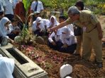 para-murid-dan-guru-smpn-2-semen-kediri-melakukan-tabur-bunga-di-makam-sa_20180801_185628.jpg