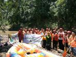 para-muzaki-baznas-menyusuri-sungai-ciliwung_20180402_124703.jpg