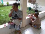 para-odmk-sedang-makan-bersama-saling-duduk-bersebelahan-dengan-rekannya.jpg