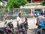 para-orangtua-siswa-saat-menunggu-pihak-kepala-sekolah-di-sd-064025.jpg