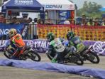 para-pebalap-beraksi-pada-kualifikasi-yamaha-cup-race-seri-padang_20150607_211640.jpg