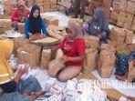 para-pekerja-di-gudang-kpu-sumenep-saat-sedang-melipat-surat-suara.jpg
