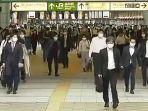 para-pekerja-ke-luar-dari-stasiun-shinagawa-tokyo.jpg
