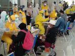 para-pekerja-migran-yang-baru-datang-dari-malaysia-menjalani.jpg