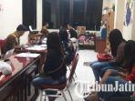 para-pekerja-yang-terlibat-praktik-prositusi-berkedok-panti-pijat-di-kediri.jpg