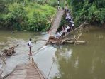 para-pelajar-di-desa-engkulun-kecamatan-nanga-taman-melewati_20171005_064912.jpg