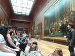 para-pelajar-tampak-serius-menyimak-keterangan-petugas-di-museum-louvre_20160610_184849.jpg