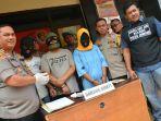 para-pelaku-judi-pilkades-saat-ditampilkan-dihadapan-wartawan-di-mapolres-jombang.jpg