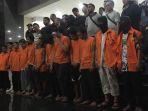 para-pelaku-kerusuhan-22-mei-2019-ditampilkan-kepada-publik-oleh-aparat-polda-metro-jaya.jpg