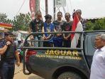 para-pelaku-ketika-dibawa-ke-warung-klontong-yang-jadi-sasarannya-beraksi-di-jalan-kelapa-dua.jpg