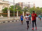 para-pelari-marathon-sedang-melintasi-jalan-gedung-kesenian-sebagai-salah-satu-rute-lintasan.jpg