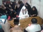 para-pelayat-doakan-jenazah-imam-korban-balikpapan_20180401_101428.jpg