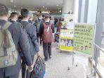 para-pemagang-indonesia-memasuki-bandara-haneda-tokyo-jepang.jpg