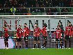 para-pemain-ac-milan-berada-di-atas-lapangan-setelah-pertandingan.jpg