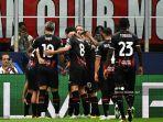 para-pemain-ac-milan-merayakan-gol-pembuka.jpg