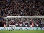 para-pemain-aston-villa-merayakan-kemenangan-bersama-para-fans.jpg