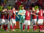 para-pemain-austria-berkumpul-sebelum-pertandingan-sepak-bola-grup-c.jpg