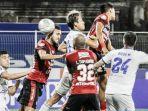 para-pemain-bali-united-dan-arema-fc-terlibat-perebutan-bola.jpg