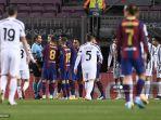 para-pemain-barcelona-berdebat-dengan-wasit-jerman-tobias-stieler.jpg