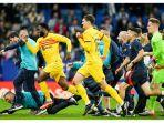 para-pemain-barcelona-berlarian-setelah-suporter-espanyol.jpg