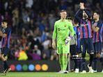 para-pemain-barcelona-bertepuk-tangan-untuk-para-penggemar-mereka.jpg