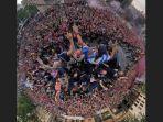 para-pemain-barcelona-menggelar-pesta-perayaan-gelar-juara-la-liga.jpg