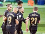 para-pemain-barcelona-mengucapkan-selamat-kepada-gelandang-barcelona-belanda-frenkie-de-jong.jpg