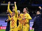 para-pemain-barcelona-merayakan-akhir-pertandingan-setelah-lawan-real-madrid.jpg