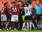para-pemain-berdebat-selama-pertandingan-sepak-bola.jpg