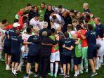 para-pemain-berkumpul-di-sekitar-pelatih-swiss-bosnia-swiss-vladimir-petkovic.jpg