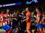 para-pemain-bertarung-dalam-pertandingan-sepak-bola-leg-kedua-perempat-final-liga-champions.jpg