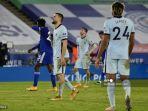 para-pemain-chelsea-bereaksi-saat-peluit-akhir-pertandingan-sepak-bola.jpg