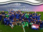 para-pemain-chelsea-merayakan-dengan-trofi-setelah-mengalahkan-man-city.jpg