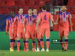 para-pemain-chelsea-merayakan-gol-kedua-yang-dicetak-oleh-bek-chelsea-benjamin-chilwell.jpg