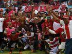 para-pemain-dan-official-madura-united.jpg