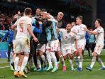 para-pemain-denmark-merayakan-setelah-mencetak-gol-ketiga.jpg