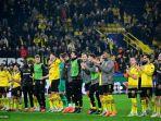 para-pemain-dortmund-merayakan-dengan-para-penggemarnya.jpg