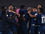 para-pemain-fc-porto-merayakan-setelah-mencetak-gol-kedua.jpg