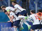 para-pemain-inggris-merayakan-gol.jpg