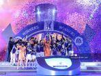 para-pemain-inter-milan-mengangkat-trofi-untuk.jpg