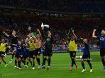 para-pemain-inter-milan-merayakan-kemenangan-4-0-pada-pertandingan-sepak-bola-serie-a.jpg