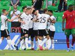 para-pemain-jerman-merayakan-mencetak-gol-ketiga-tim-mereka-selama-pertandingan.jpg