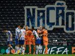 para-pemain-juventus-mengucapkan-selamat-kepada-para-pemain-porto-atas-kemenangan.jpg
