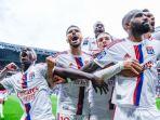 para-pemain-lyon-saat-merayakan-kemenangan-di-liga-prancis.jpg