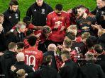 para-pemain-manchester-united-berkumpul-di-lapangan.jpg