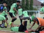 para-pemain-persebaya-kembali-mengikuti-latihan-di-lapangan-mapolda-jatim_20180630_154831.jpg