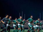 para-pemain-persebaya-surabaya-melakukan-latihan.jpg