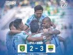 para-pemain-persib-bandung-memeluk-david-da-silva-setelah.jpg